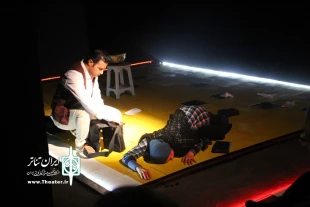 در ادامه اجراهای روز نخست دوازدهمین جشنواره تئاتر استان خراسان جنوبی ؛ نمایش "پوتین های عموبابا" از بیرجند به روی صحنه رفت 3