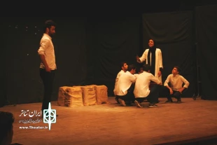 در ادامه اجراهای روز نخست دوازدهمین جشنواره تئاتر استان خراسان جنوبی ؛ نمایش "سیاوش وار" از شهرستان سرایان به روی صحنه رفت 2