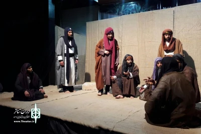 اجرای نمایش آیینی مذهبی «زیر همین سقف»در حسینیه سیدالشهدا سرایان