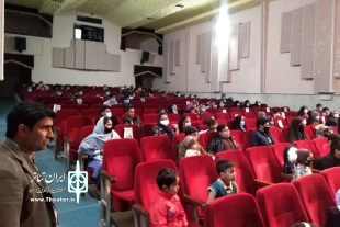 اجرای نمایش «سربازان پادگان قلعه مرغی » به نویسندگی و کارگردانی وحید هاشمی نسب 4