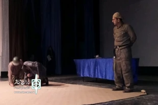 اجرای نمایش «سربازان پادگان قلعه مرغی » به نویسندگی و کارگردانی وحید هاشمی نسب 3