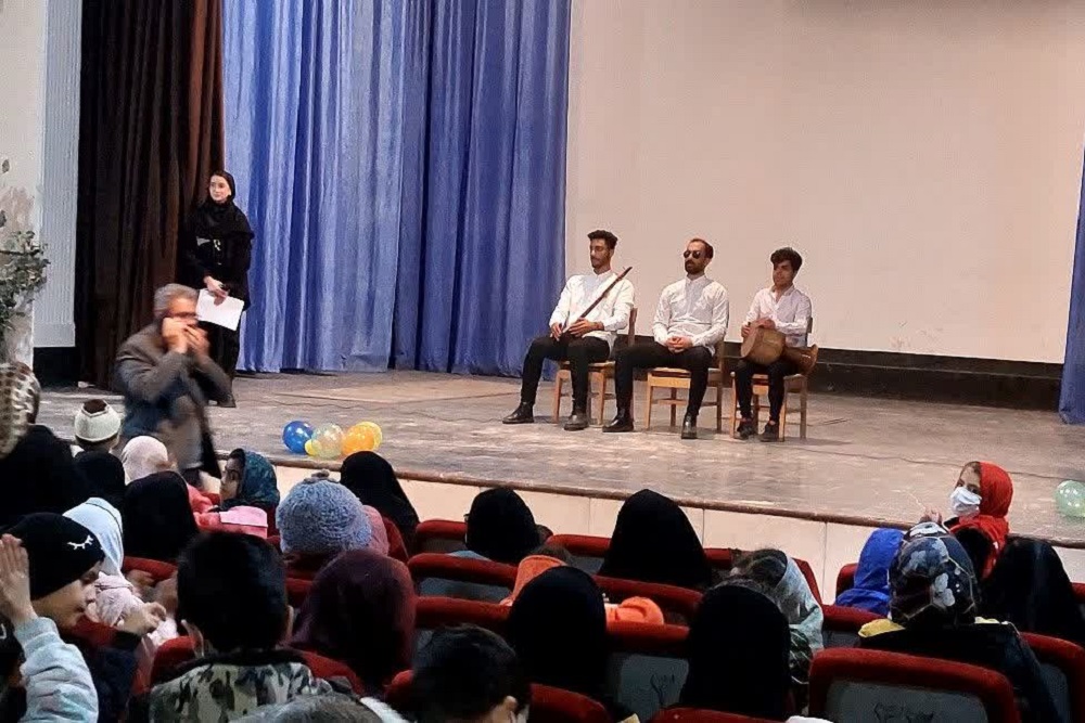 نمایش کمدی «آواز» در در سالن آمفی تئاتر نور نهبندان به روی صحنه رفت 3
