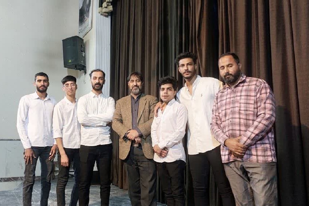 نمایش کمدی «آواز» در در سالن آمفی تئاتر نور نهبندان به روی صحنه رفت 6