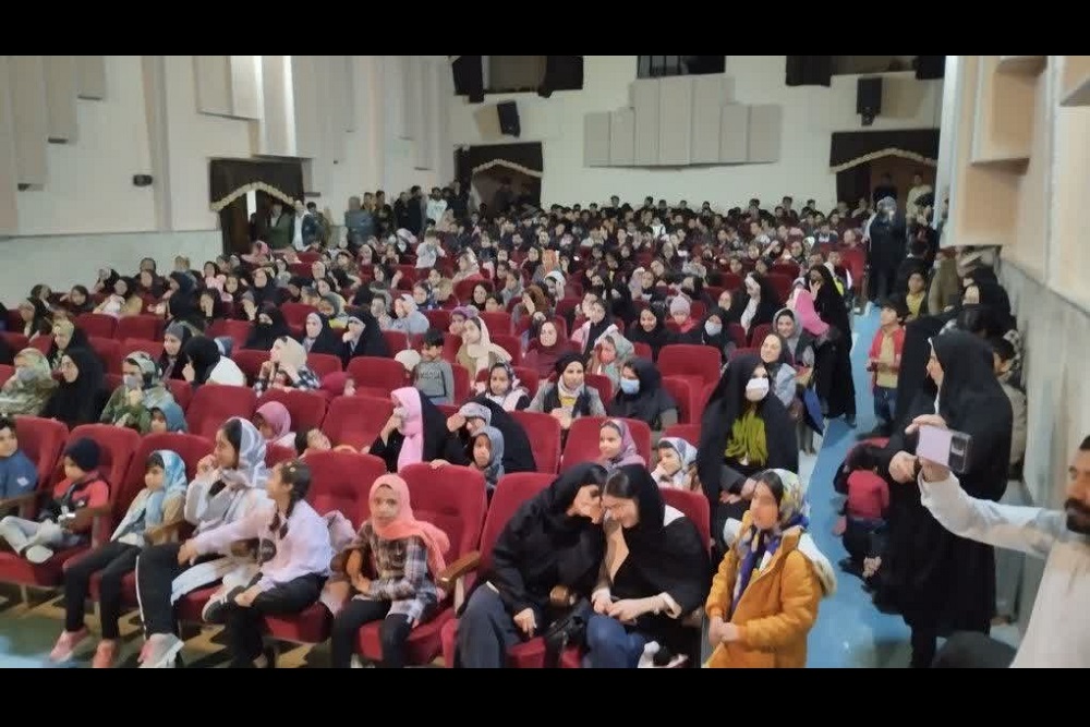 اجرای نمایش «حرف رک» در سالن آمفی‌تئاتر نور نهبندان به روی صحنه رفت 5