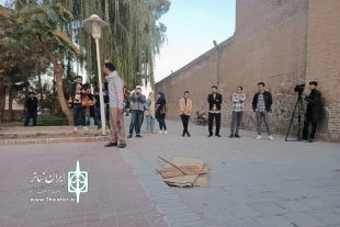 اجرای نمایش خیابانی «عکس یادگاری» در محوطه مسجد جامع تاریخی قاین 7