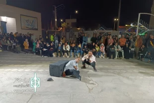 اجرای نمایش خیابانی «پیشانی‌بلند» در محوطه مجتمع فرهنگی و هنری ارشاد 5