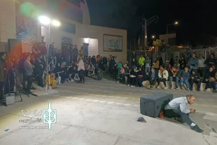 اجرای نمایش خیابانی «پیشانی‌بلند» در محوطه مجتمع فرهنگی و هنری ارشاد 9